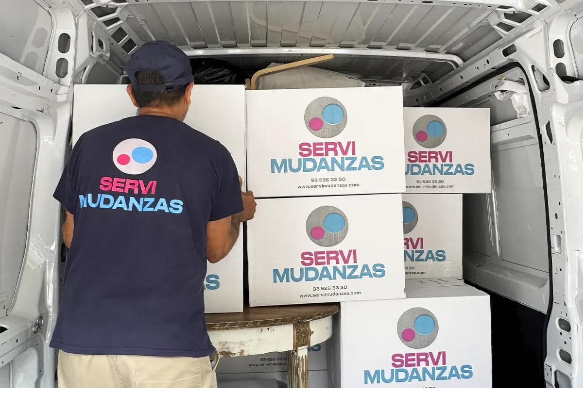Operarios de Mudanzas Cornellà preparando el mobiliario durante una mudanza en Cornellà de Llobregat
